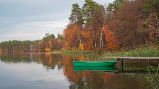 Paisaje otoñal junto al lago — Vídeos de Stock