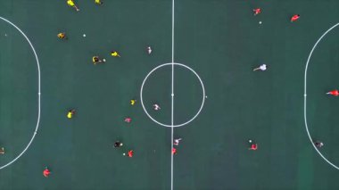 Çocuklar parkta futbol oynarlar.