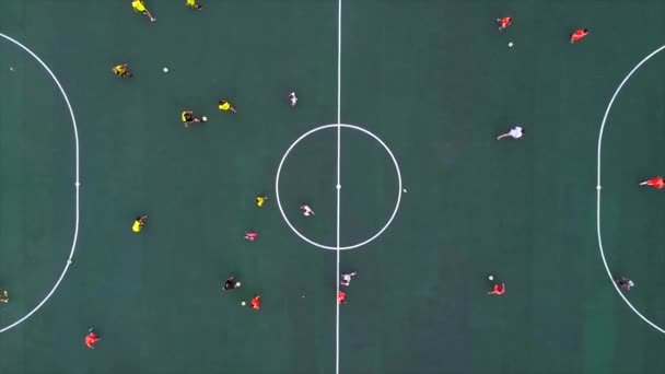 Crianças jogam futebol no playground — Vídeo de Stock