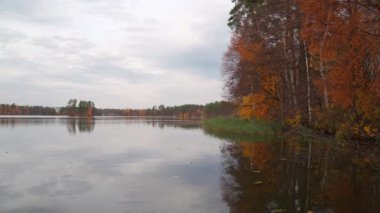 Göl kenarındaki sonbahar manzarası