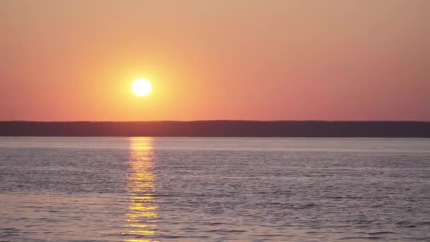 Západ slunce na řece Volze — Stock video