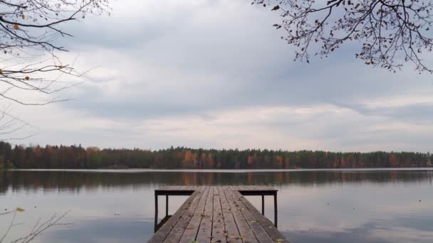 Podzimní krajina u jezera — Stock video