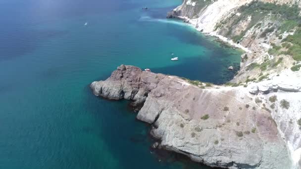 Βραχώδης ακτή της Κριμαίας, Μαύρη Θάλασσα — Αρχείο Βίντεο