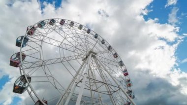 Dönme dolap hareketsiz, zaman ayarlı