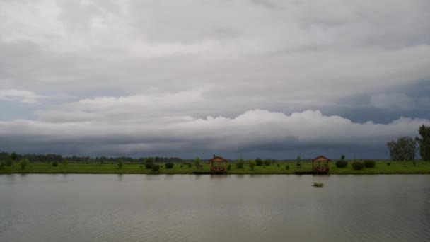 Étang rustique et nuages, timelapse — Video