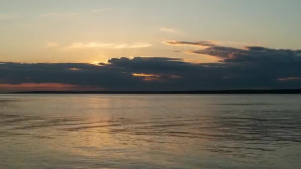 Západ slunce na řece Volze, časový odstup — Stock video