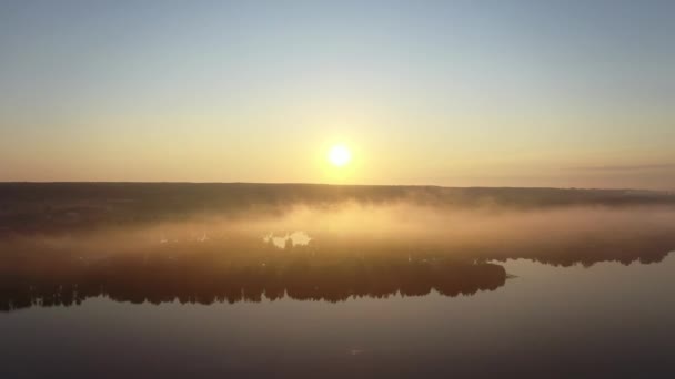 Increíble amanecer sobre el río brumoso — Vídeo de stock