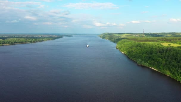 Schiff fährt die Wolga entlang, Luftaufnahme — Stockvideo