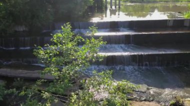 Şelale kenardan dökülüyor 