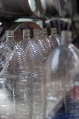 Büyük plastik şeffaf şişe