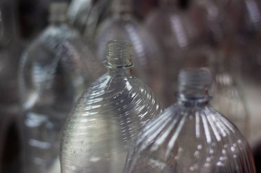 Depodaki büyük plastik şeffaf şişe.