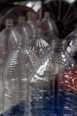 Depodaki büyük plastik şeffaf şişe