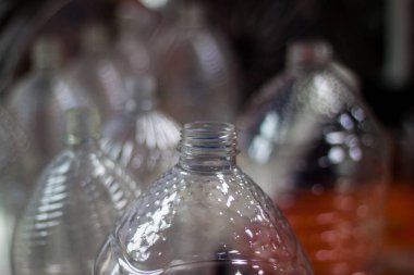 Depodaki büyük plastik şeffaf şişe