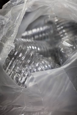 Depodaki büyük plastik şeffaf şişe