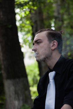 Yakışıklı adam yasaktır puro