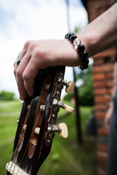 Homem Elegante Com Guitarra — Fotografia de Stock