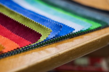 Parlak renkli kumaş örnekleri 