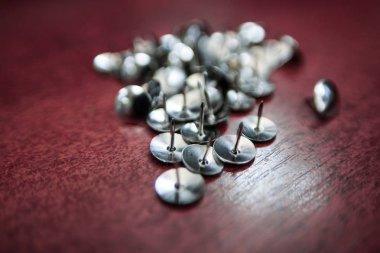 Kahverengi zemin üzerinde metal çivi 