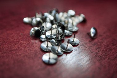 Kahverengi zemin üzerinde metal çivi 