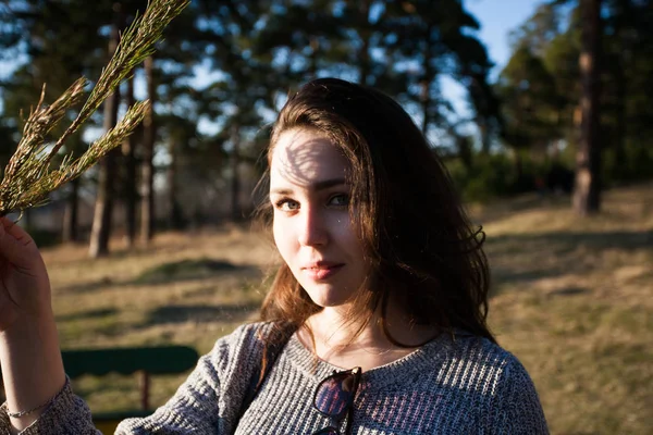 Çamın dalları yüzünden bir gölge büyüleyici bir kızla ensive portresi