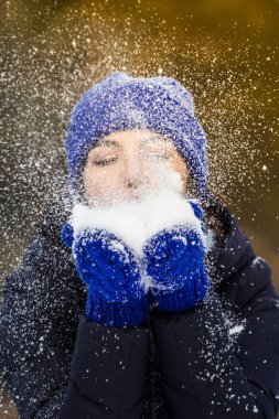 bir yürüyüş, buz ve kar şapkalı bir kız kış portresi