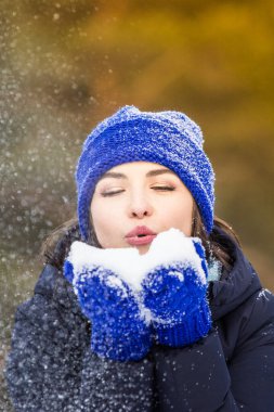 bir yürüyüş, buz ve kar şapkalı bir kız kış portresi