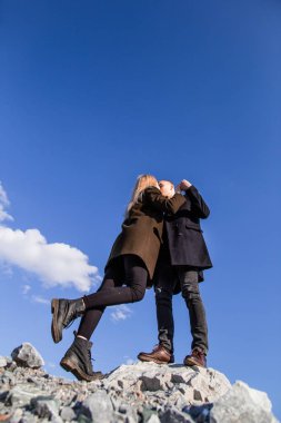 erkek arkadaşı ile güzel sarışın