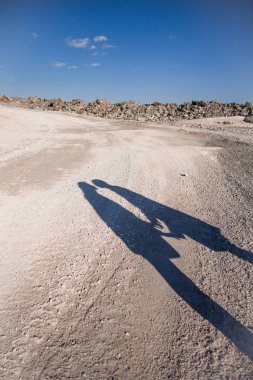 yolda aşıkların gölgeleri