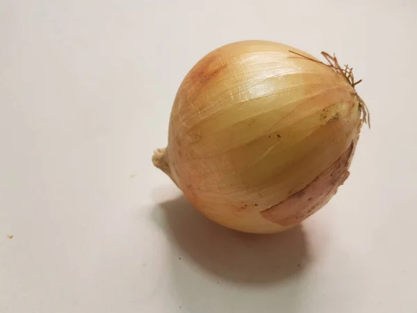 Uien Geïsoleerde Hele Voedselingrediënten Achtergrond — Stockfoto