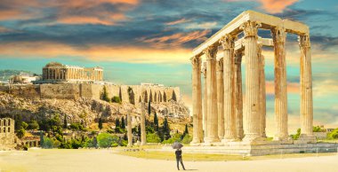 Olympian Zeus Atina tapınağının partenon ve sütunları ve harabeleri Yunanistan 'ın mavi gökyüzü
