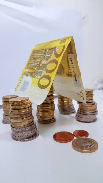 Dom Dom Pieniądze Dach Banknotu Euro Monety Nieruchomości — Zdjęcie stockowe