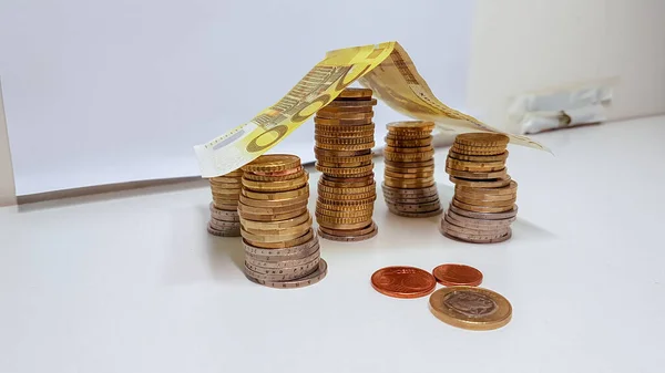 お金の家の屋根ユーロ紙幣と硬貨不動産 — ストック写真