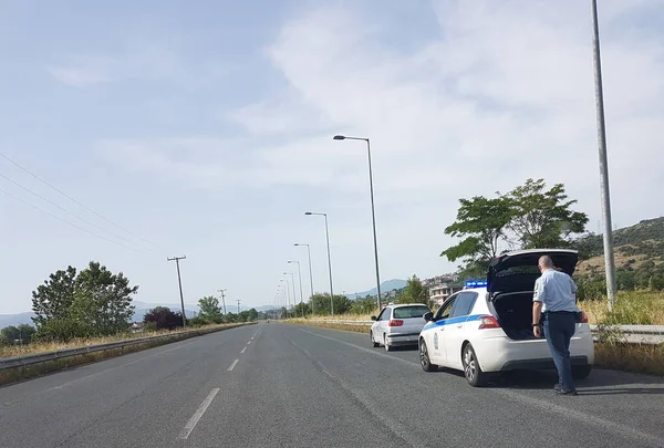 Policial Lado Estrada Verificando Carro Sem Tráfego — Fotografia de Stock
