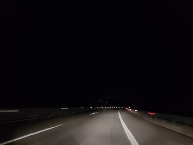 Gece yolundaki sokak lambaları. Ionia Caddesi, Yunanistan.