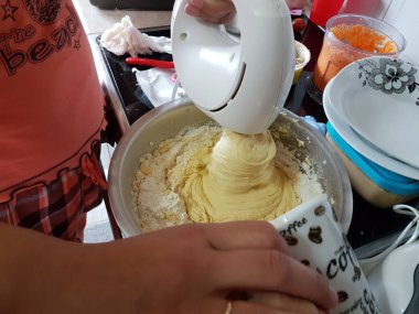 Karıştırıcı un hamurunu mutfakta tatlı kek için karıştır