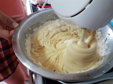 Karıştırıcı un hamurunu mutfakta tatlı kek için karıştır
