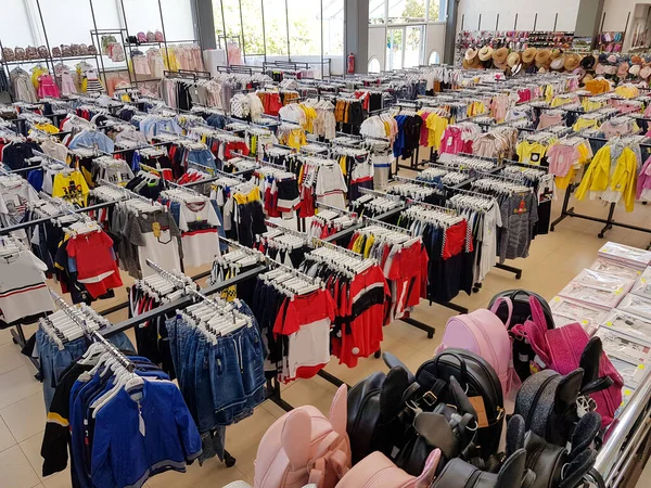 Oblečení Ležérní Obchodě Centrum Obchoďáku Markeplace Prodej — Stock fotografie