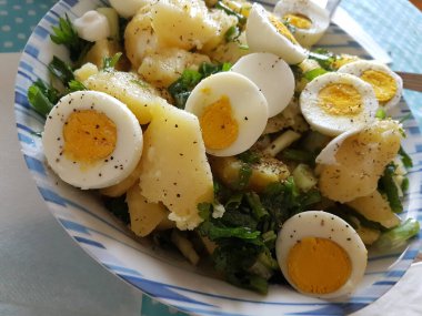 Yumurta, patates, soğan, tuz ve Yunan salatası.