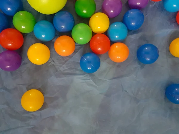 놀이터에서 아기들 아이들을 공놀이용 플라스틱 메시지를 — 스톡 사진