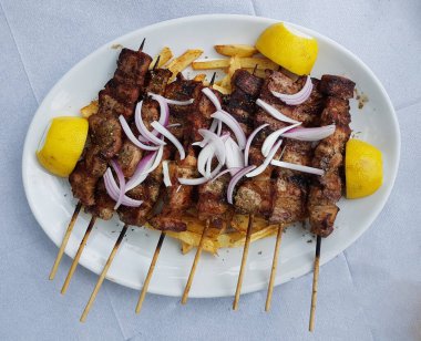souvlakia ya da souvlaki Yunan et soğan limon ve patatesten oluşan geçici yiyecekler