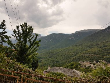 Ioannina 'daki Aristi köyü Yunanistan' ın dağlık turistik tatil köyü.