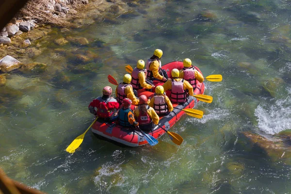 Rafting Bateau Couleurs Sports Extrêmes Personnes Ramant Dans Rivière Arahthos — Photo