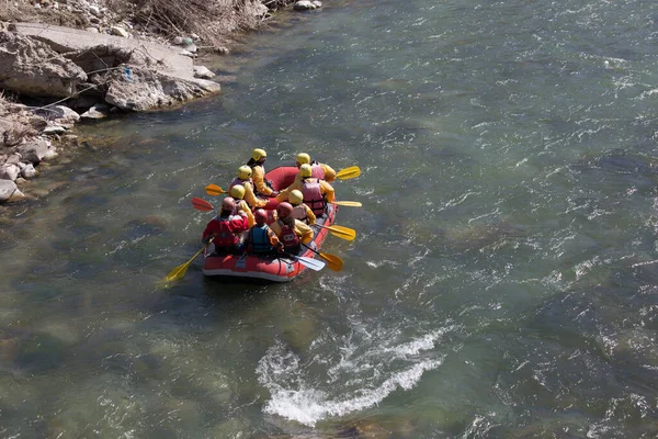 Spływ Łodzią Ekstremalne Kolory Sportowe Ludzie Wiosłujący Arahthos Rzeka Arta — Zdjęcie stockowe