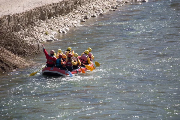 Rafting Boat Colori Sport Estremi Persone Che Vogano Nel Fiume — Foto Stock