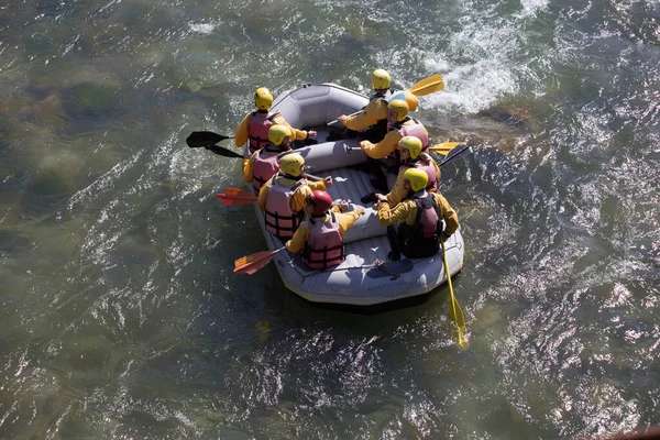 Spływ Łodzią Ekstremalne Kolory Sportowe Ludzie Wiosłujący Arahthos Rzeka Arta — Zdjęcie stockowe
