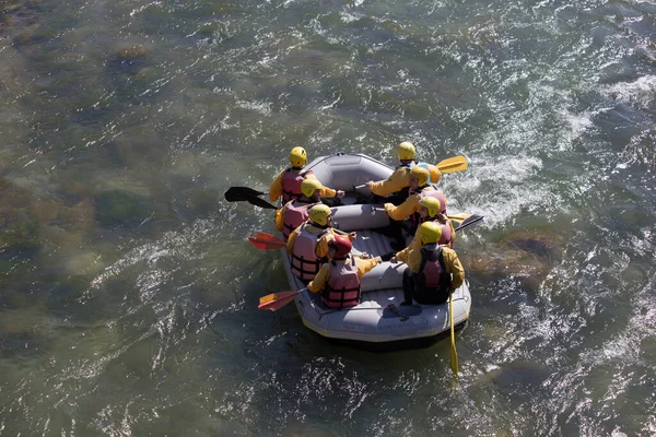 Rafting Bateau Couleurs Sports Extrêmes Personnes Ramant Dans Rivière Arahthos — Photo