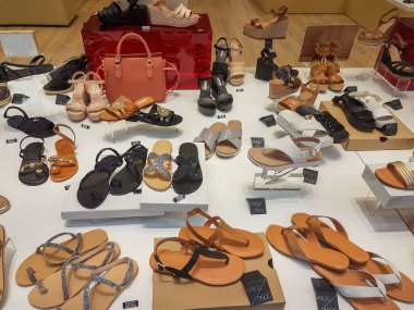 Yaz mevsiminde bir mağazada spor ayakkabısı.