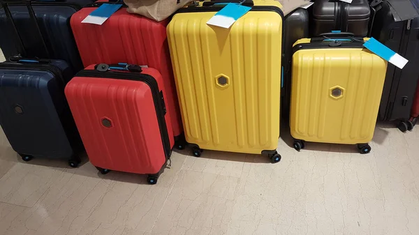 Walizki Bagażowe Bagaż Żółty Czerwony Niebieski Podróży Tło Akcesoria — Zdjęcie stockowe