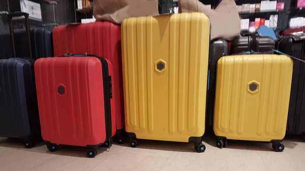 Walizki Bagażowe Bagaż Żółty Czerwony Niebieski Podróży Tło Akcesoria — Zdjęcie stockowe