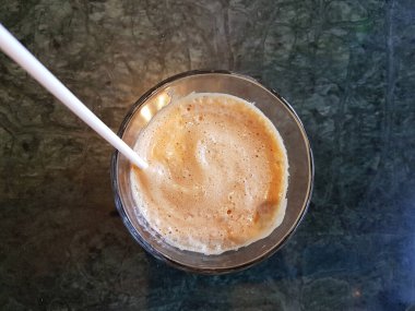 kahve fredo cappuccino içecek ahşap masa arka planı 1